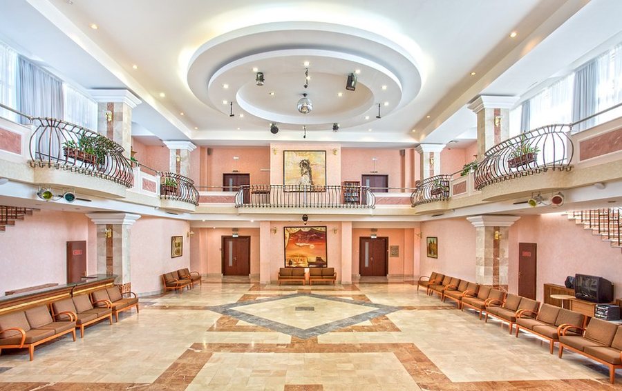Мраморный зал корпуса «Салют» с высоты балкона — фото 10